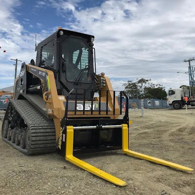 Skid Steer vs Forklift: Which is the Better Materials Handling Machine?